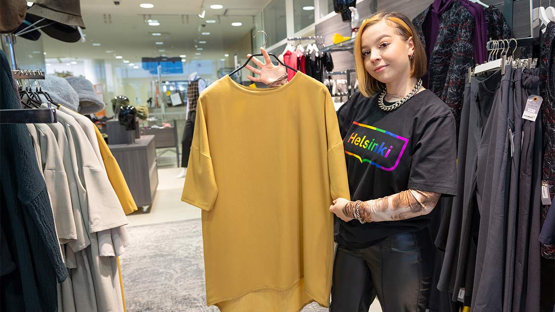 Tekstiili- ja muotialan opiskelija Julia Seppälä.