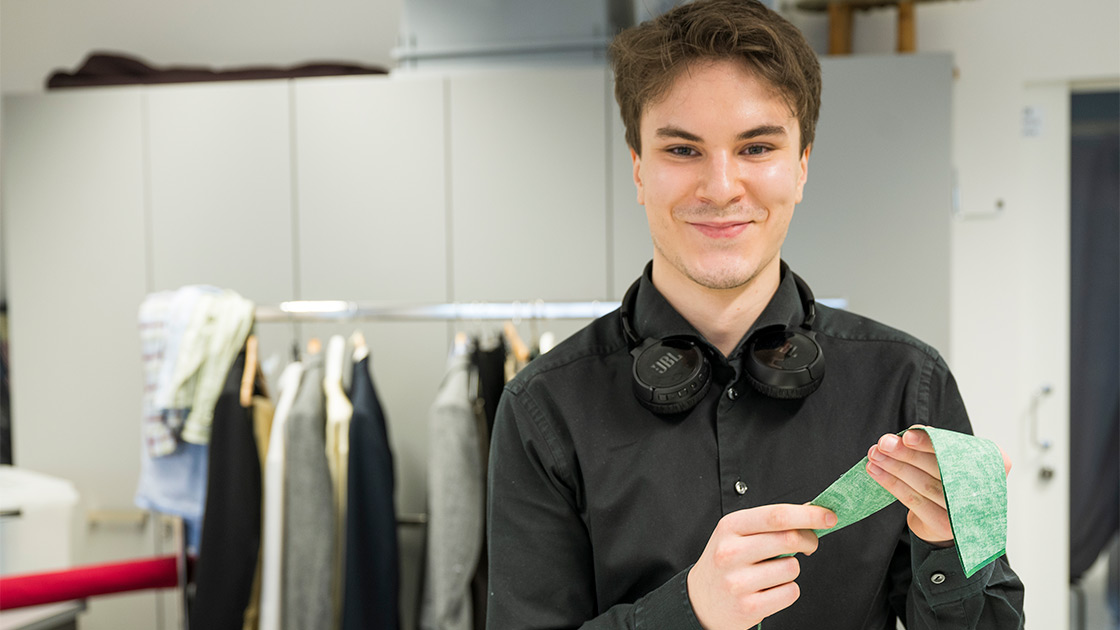 Tekstiili- ja muotialan opiskelija Roope Hintikka.