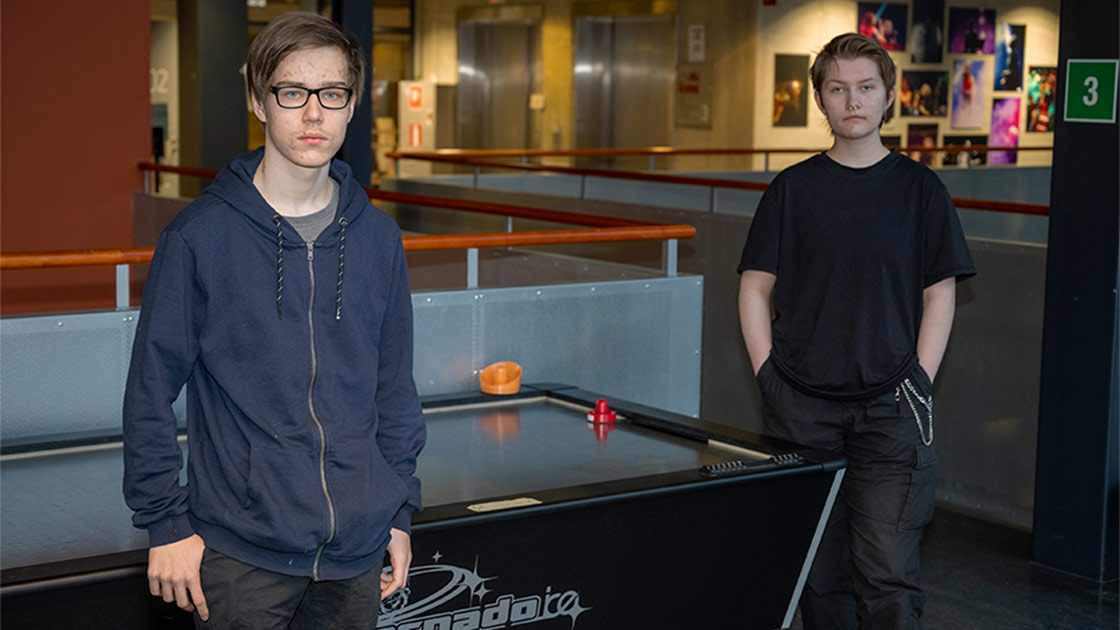 Pelialaan suuntautuneet media-alan opiskelijat Muotoilijankadun toimipaikassa.