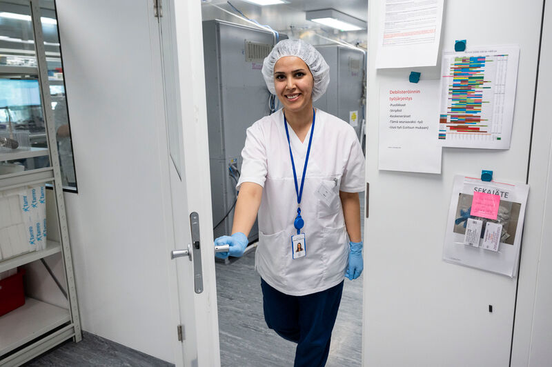 Alya työpaikallaan työturvallisuuden vaativassa työasussa.