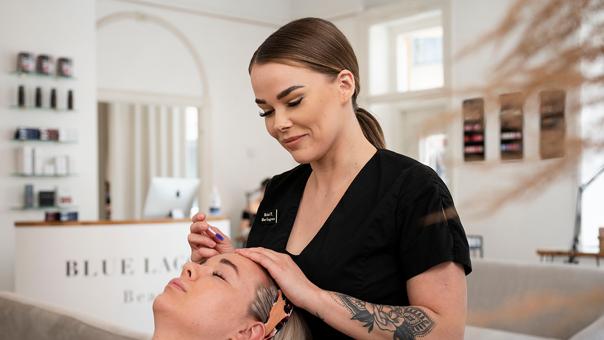 Heini Tuppurainen muotoilee asiakkaan kulmakarvoja.