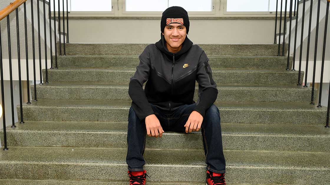 Max Suni koulun portailla.