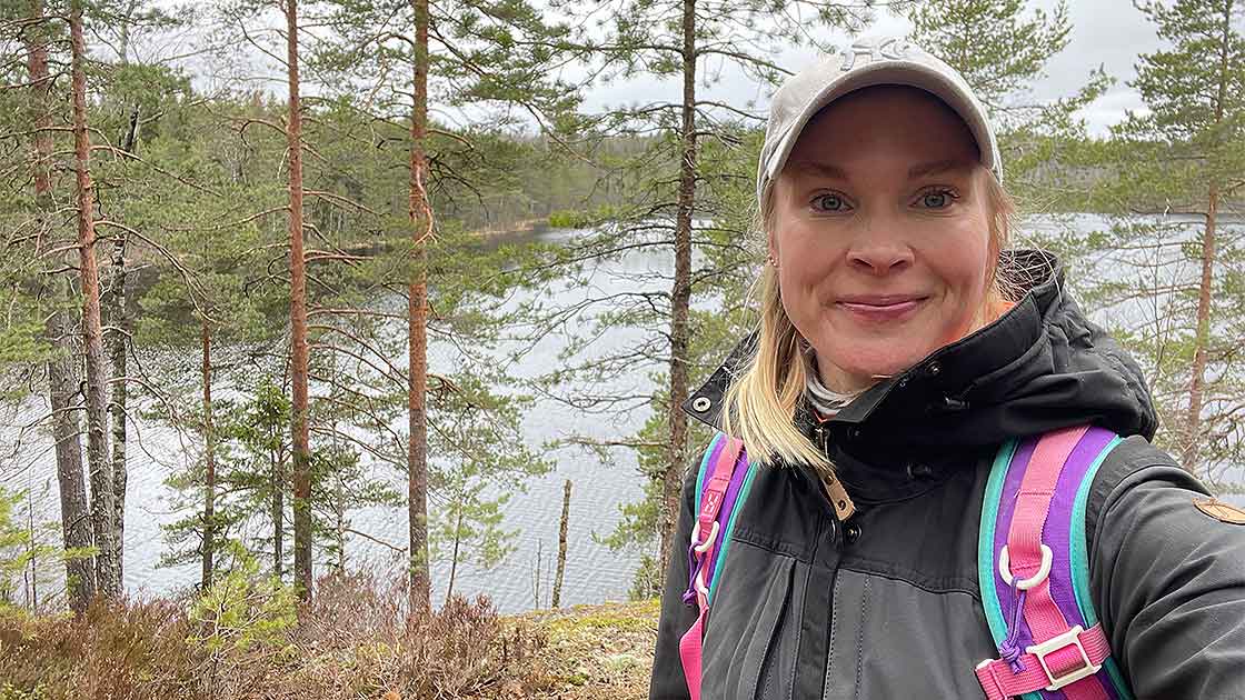 Stadin AO:n opettaja Kaisa Rastas luonnossa.