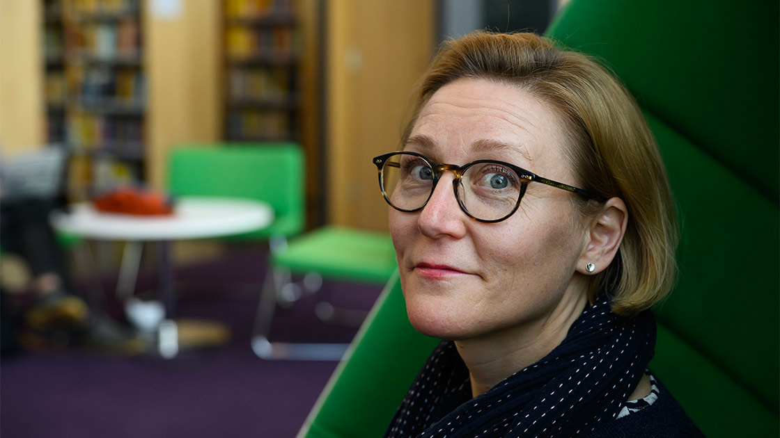 Professori Tuuli Toivonen lähikuvassa.