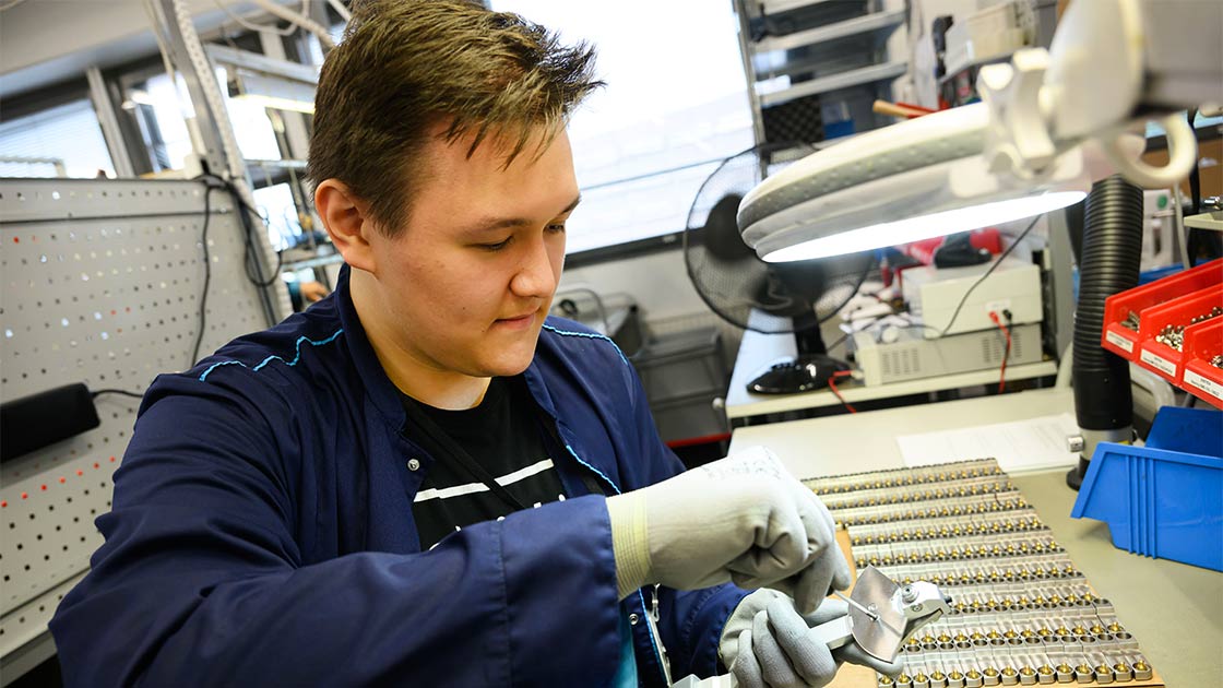 Hyvinvointiteknologiaa opiskellut Nick Koskinen harjoitustyön parissa.