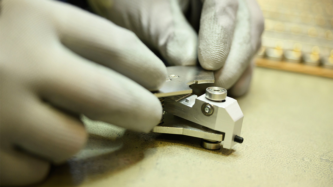 Hyvinvointiteknologialaite opiskelijan käsissä.