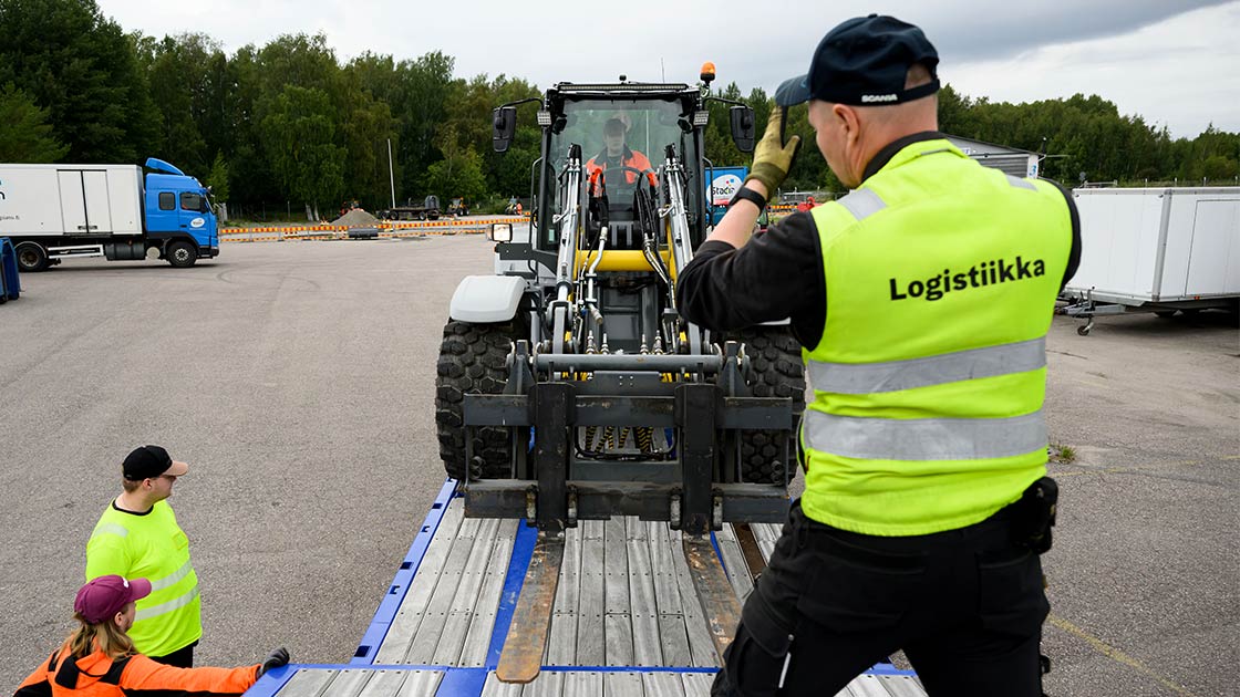 Logistiikka-alan opiskelijat harjoittelemassa alan työtehtäviä opettajan kanssa.