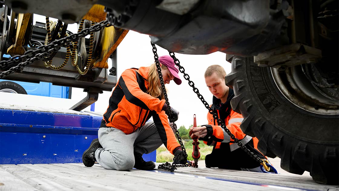 Logistiikka-alan opiskelijat tekevät harjoitustyötä.