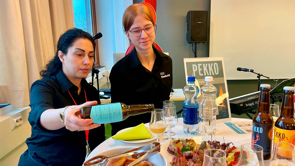 Opiskelijat tarjoilemassa apulaispormestarin vierailulla.