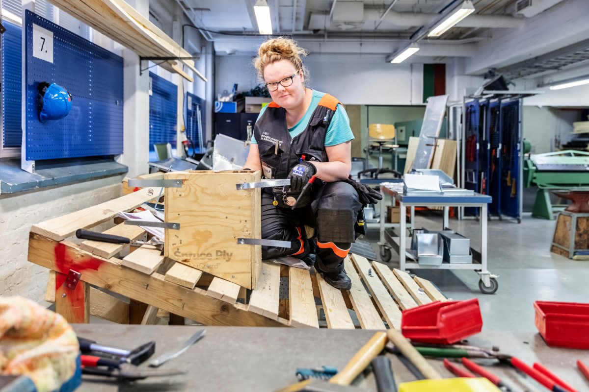 Talotekniikan opiskelija harjoitustyön ääressä työsalissa.