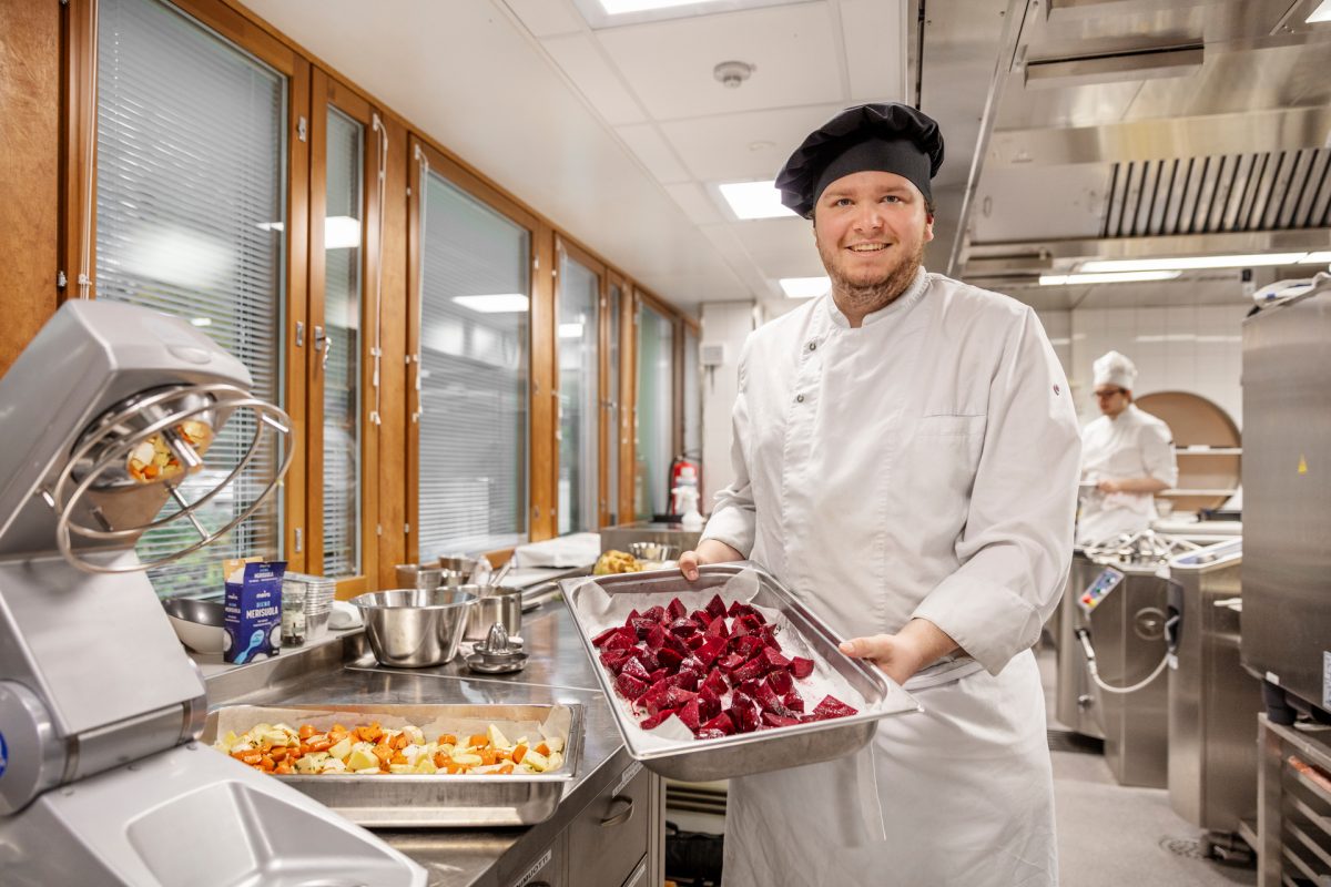 Ravintola-alan opiskelija esittelee lounaan raaka-aineita.