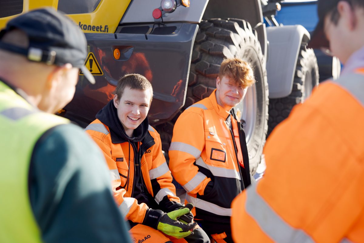 Joukko opiskelijoita juttelee keskenään.