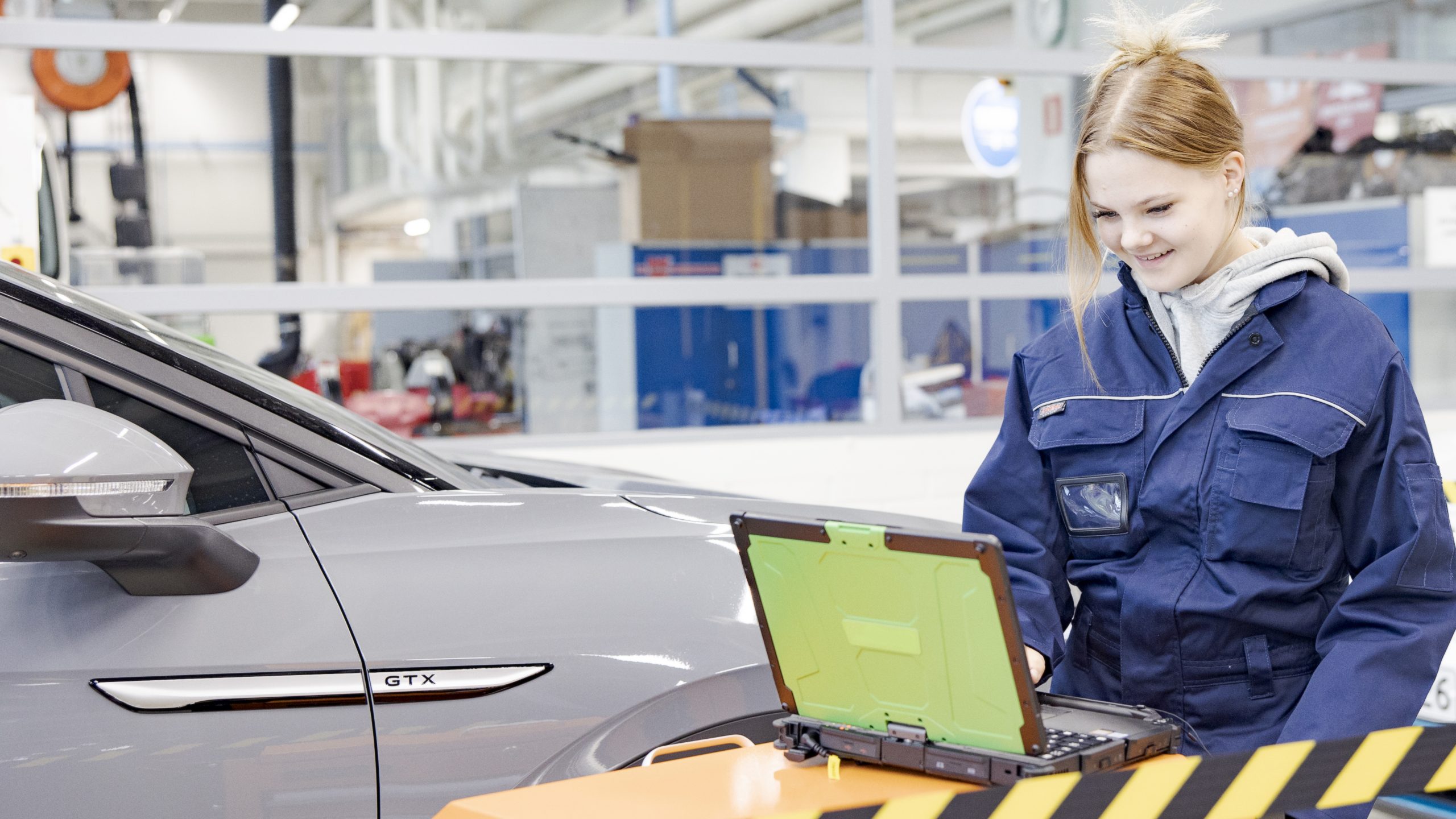 Kuvituskuva, jossa ajoneuvoalan opiskelija