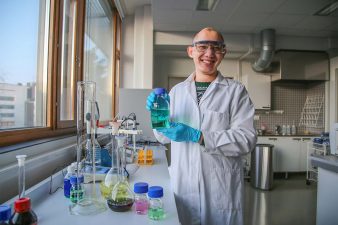 Laboratorioalan opiskelija Winlend Virtanen opintojen ääressä.