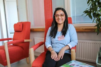 Kristine Buyose istuu nojatuolissa.