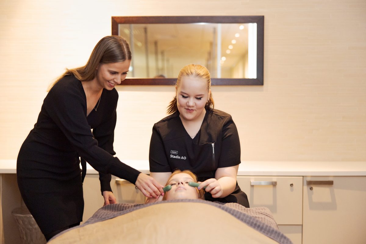 Learning beauty skills in Stadin AO.