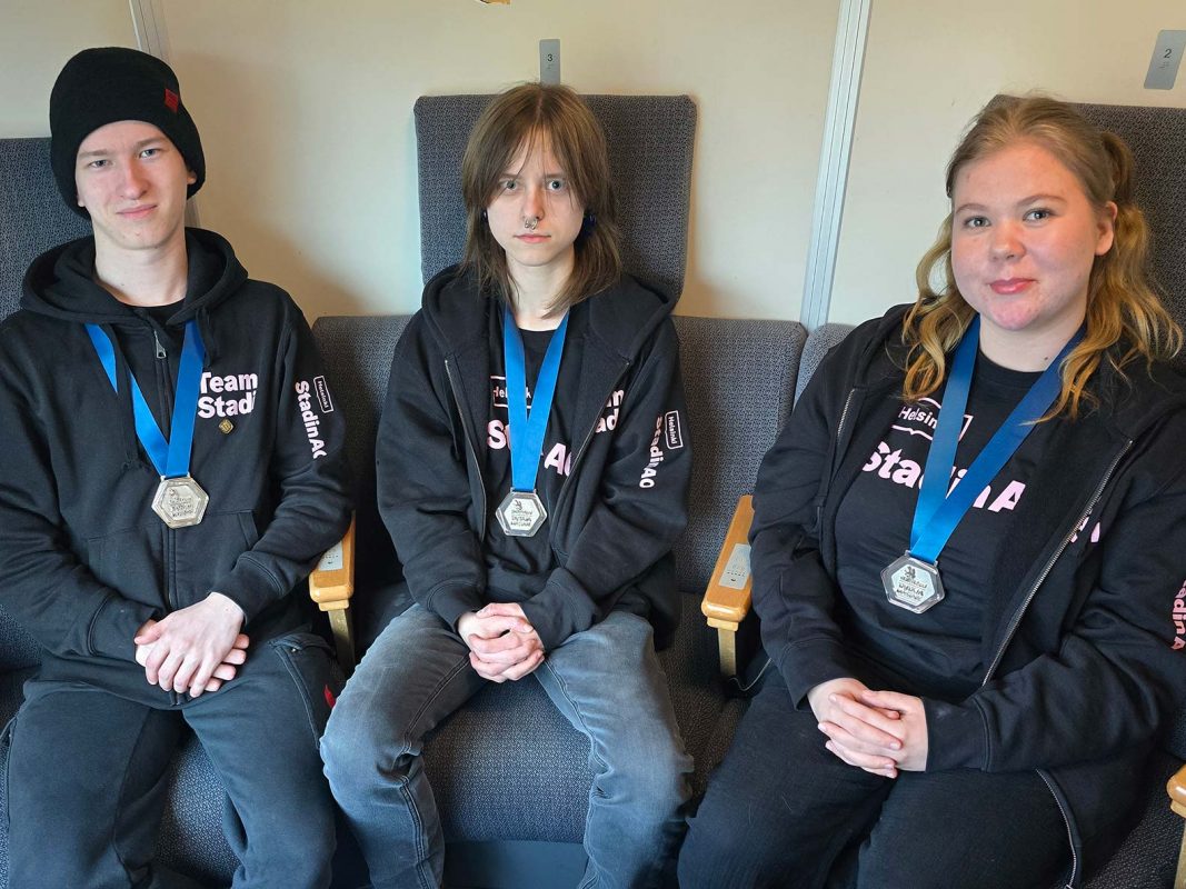 Team Stadin hopeamitalistit yhteiskuvassa.