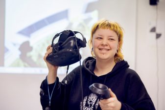 Stadin AO:n opiskelija VR-lasien kanssa.