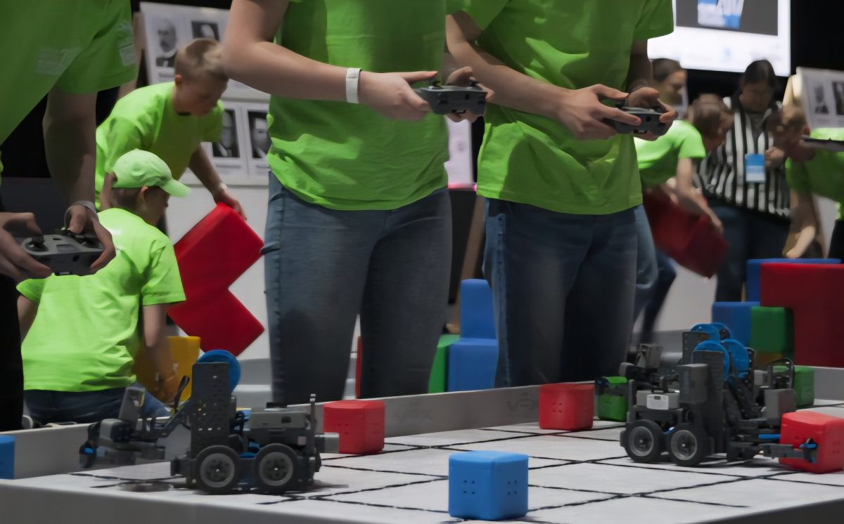 Yläkoulujen oppilaiden Taitaja9 kilpailutehtävässä robottien ohjaamista, Stadin AO kilpailutoiminta