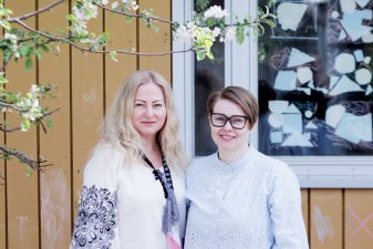 Liudmyla Stetsiukin ja opettaja Maarit Rantalaiho yhteiskuvassa.
