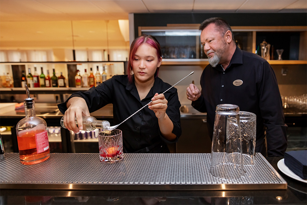 Lupa- ja korttikoulutukset sopivat työnhakijalle, joka tarvitsee työelämässä toimiakseen erilaisia lakisääteisiä lupia ja sertifikaatteja. 