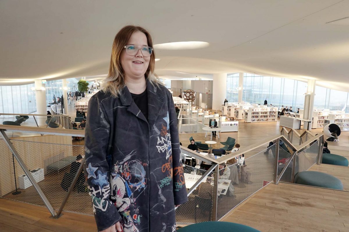 Opiskelija Christa Johansson kirjastossa.