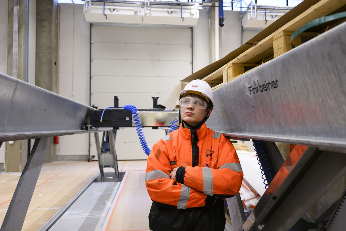 Opiskelija Osku Uusitalo Roihupellon kampuksen tiloissa.