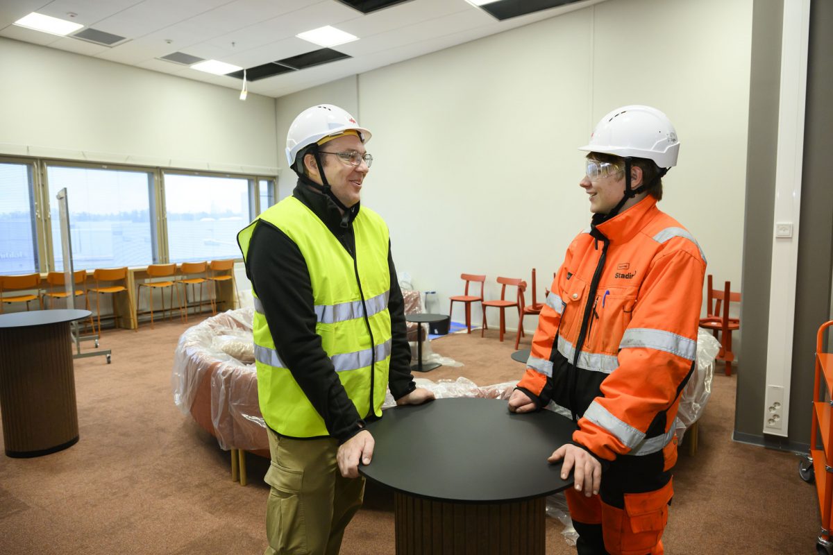 Opettaja Mika Jokimäki ja opiskelija Osku Uusitalo Roihupellon kampuksen tiloissa.