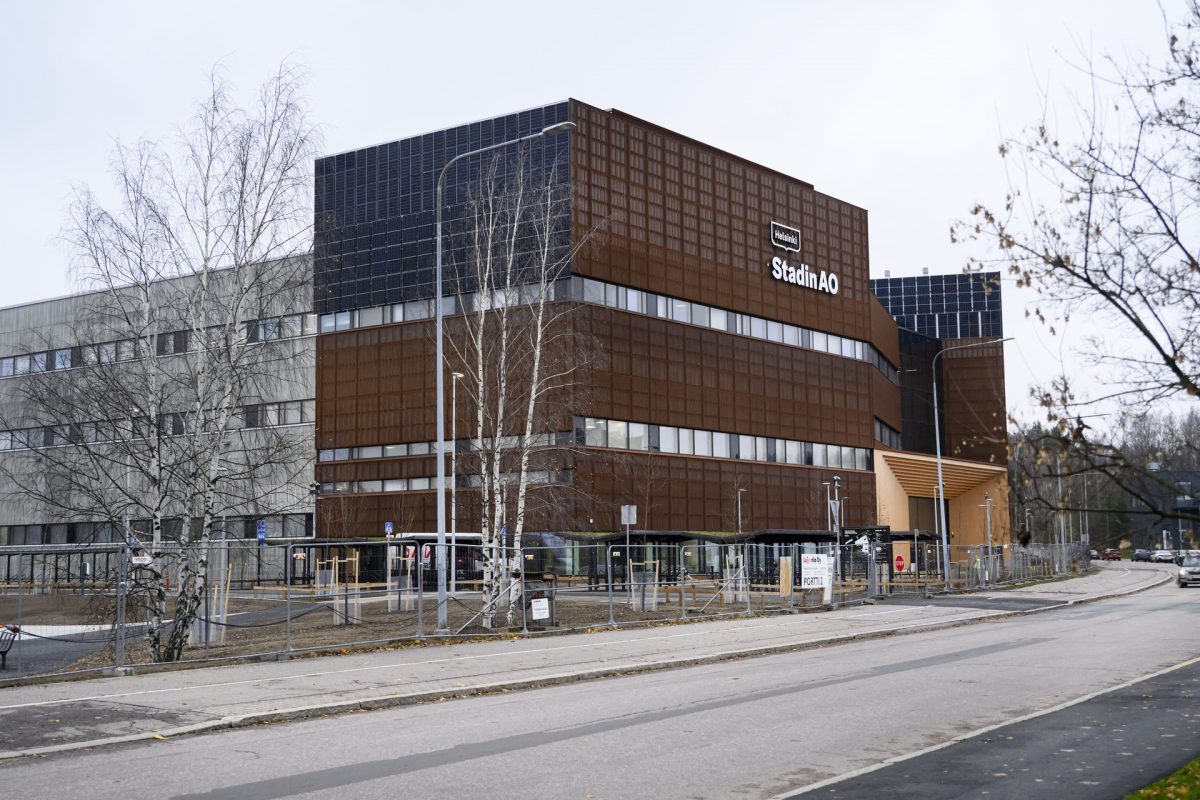 Stadin AO:n uusi Roihupellon kampusrakennus ulkoa päin kuvattuna.