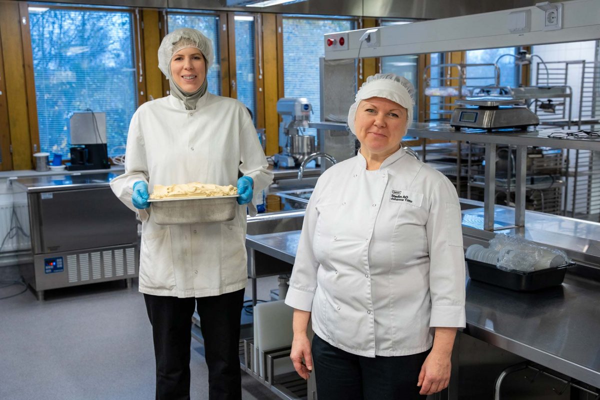 Opiskelija Noora Alatupa ja opettaja Johanna Tiitto opetuskeittiössä.