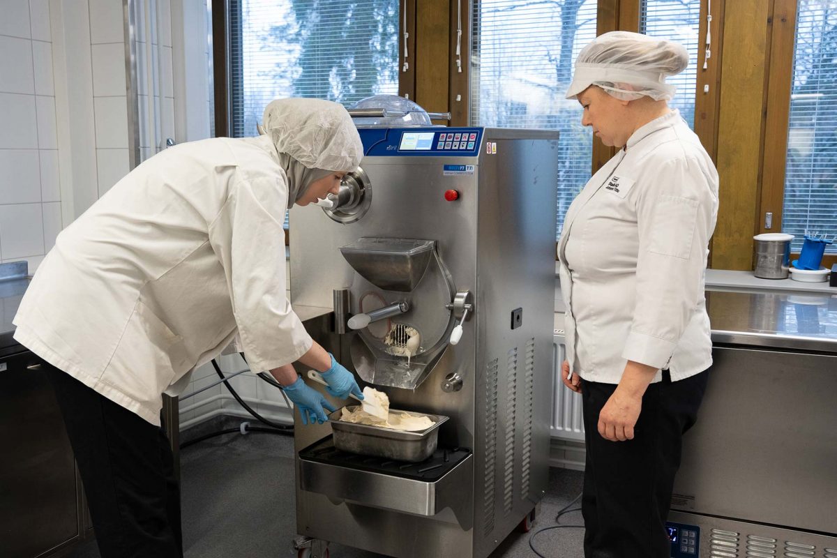 Noora Alatupa ja Johanna Tiitto gelato-laitteen ääressä.