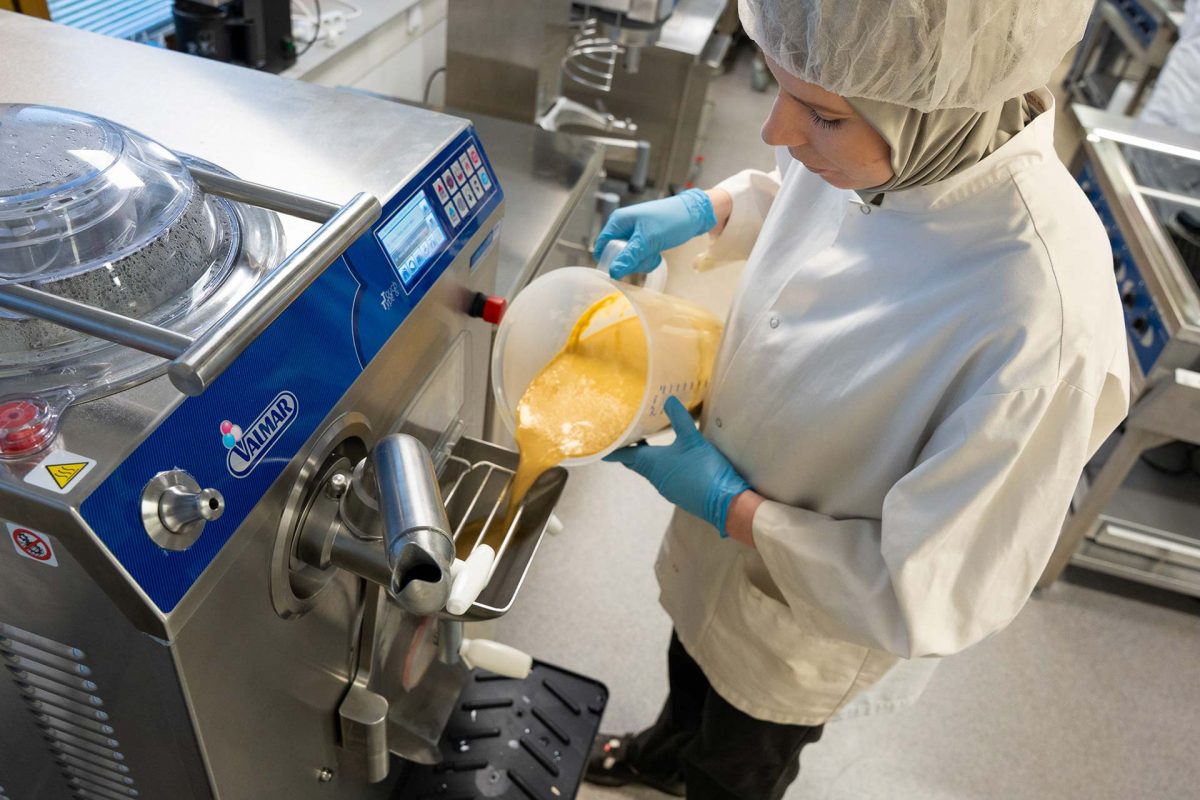 Opiskelija Noora Alatupa valmistaa gelatoa.