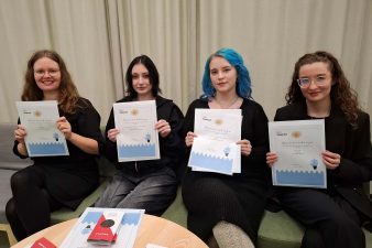 Liikelahjaideakilpailussa voittaneita opiskelijoita yhteiskuvassa.