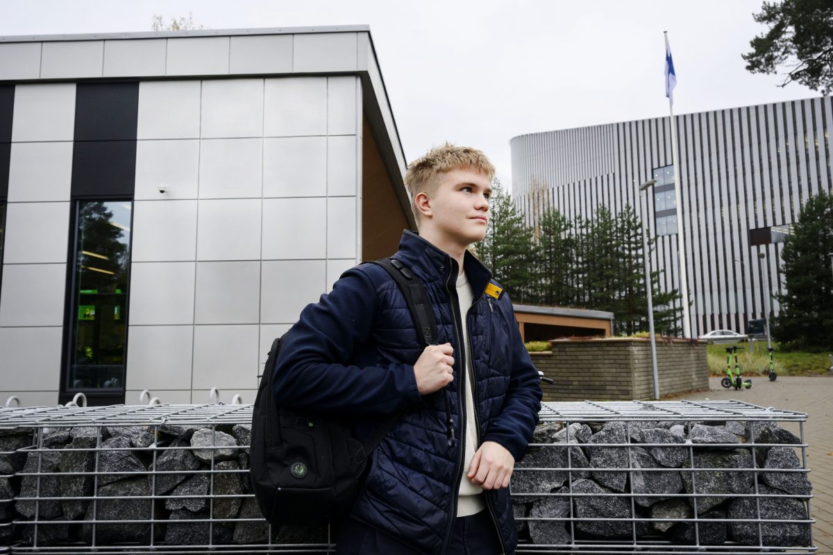 Patrik Tuominen seisoo Stadin AO:n toimipaikan edessä, taustalla näkyy Metropolian ammattikorkeakoulu.