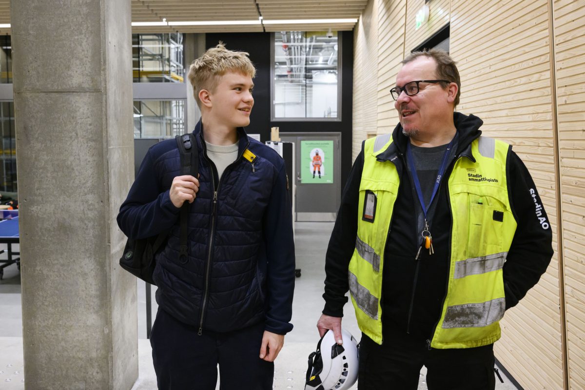 Patrik Tuominen ja Mauri Pollari kävelemässä toimipaikan sisätiloissa.