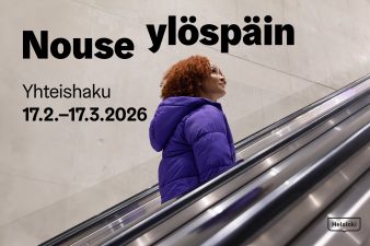 Yhteishaun kampanjakuva, jossa henkilö nousee ylös liukuportaita.