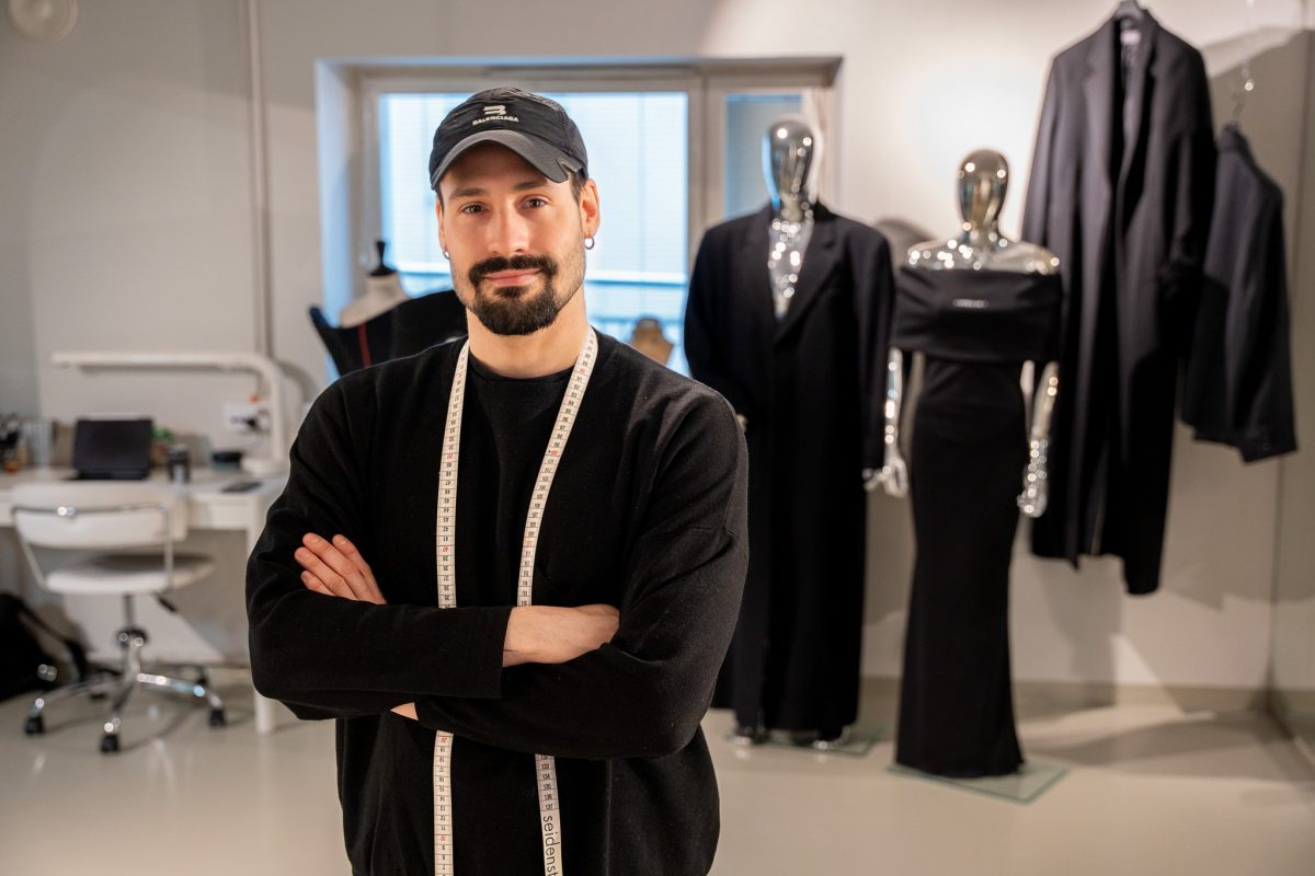 Mert Otsamo, muotisuunnittelija työhuoneellaan