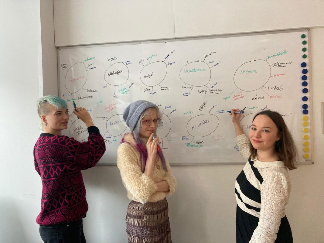 Valkotaulu on ideaseinä, jonka äärellä kirjoittajat pääsevät ideoimaan yhdessä.