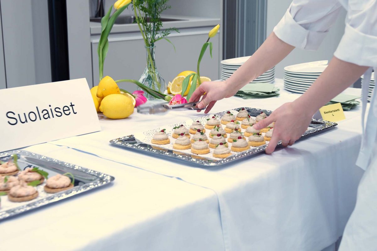 Opiskelijoiden valmistamia pikkusuolaisia Roihupellon kampuksen avajaisissa.