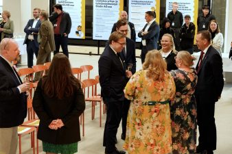 Juhlavieraita keskustelemassa toistensa kanssa Roihupellon kampuksen avajaisissa.