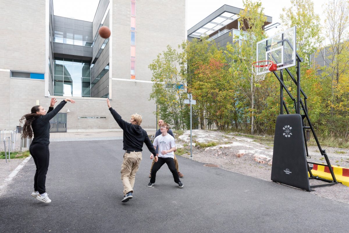 Konepajan lukion opiskelijoita