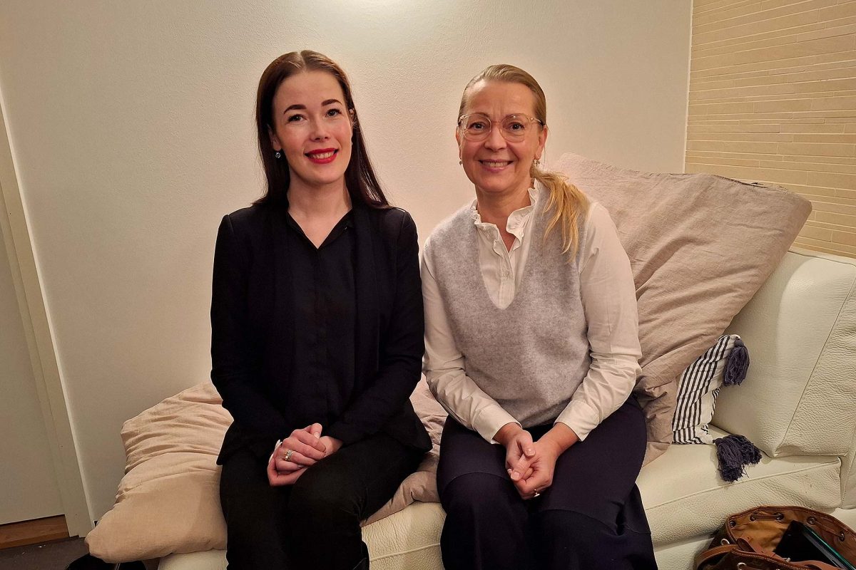 Opettajat Maija Salminen ja Marica Ahlgren-Käyhkö istumassa toimipaikan tiloissa.
