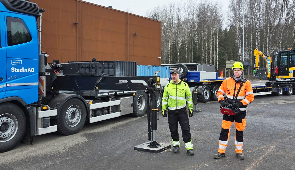Logistiikkaopiskelija Niko Taskinen sekä opettaja ja valmentaja Vesa Ojansivu.