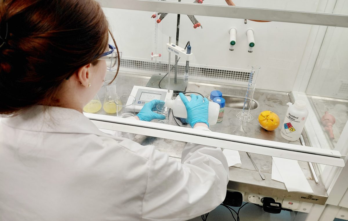 Kuvituskuva Mariiasta työskentelemässä laboratoriossa