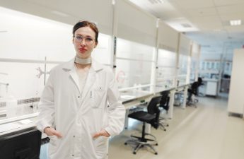 Laboranttiopiskelija Mariia Pasichnyk seisoo laboratoriossa