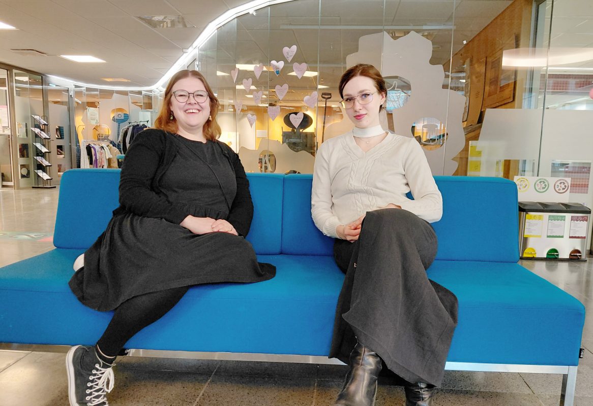 SAKUstars joukkueenjohtaja Liina Ockenström-Riskilä ja Mariia Pasichnyk istuvat sohvalla