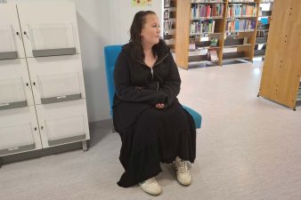 Opiskelija Noora Ehramaa istuu toimipaikan opiskelijakirjastossa.