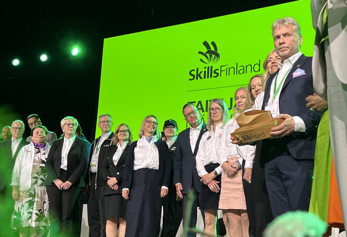 Järjestäjien kapulanvaihto Taitaja-päättäjäisissä.