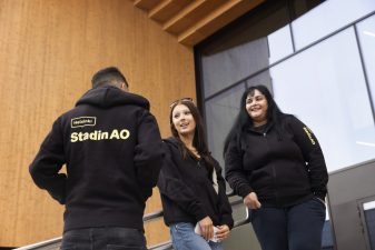 Stadin AO:n opiskelijoita toimipaikan tiloissa.